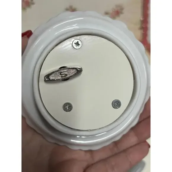 VTG Musical Porcelain Jewelry Trinket Box with Applied Flowers Design - Picture 3 of 7